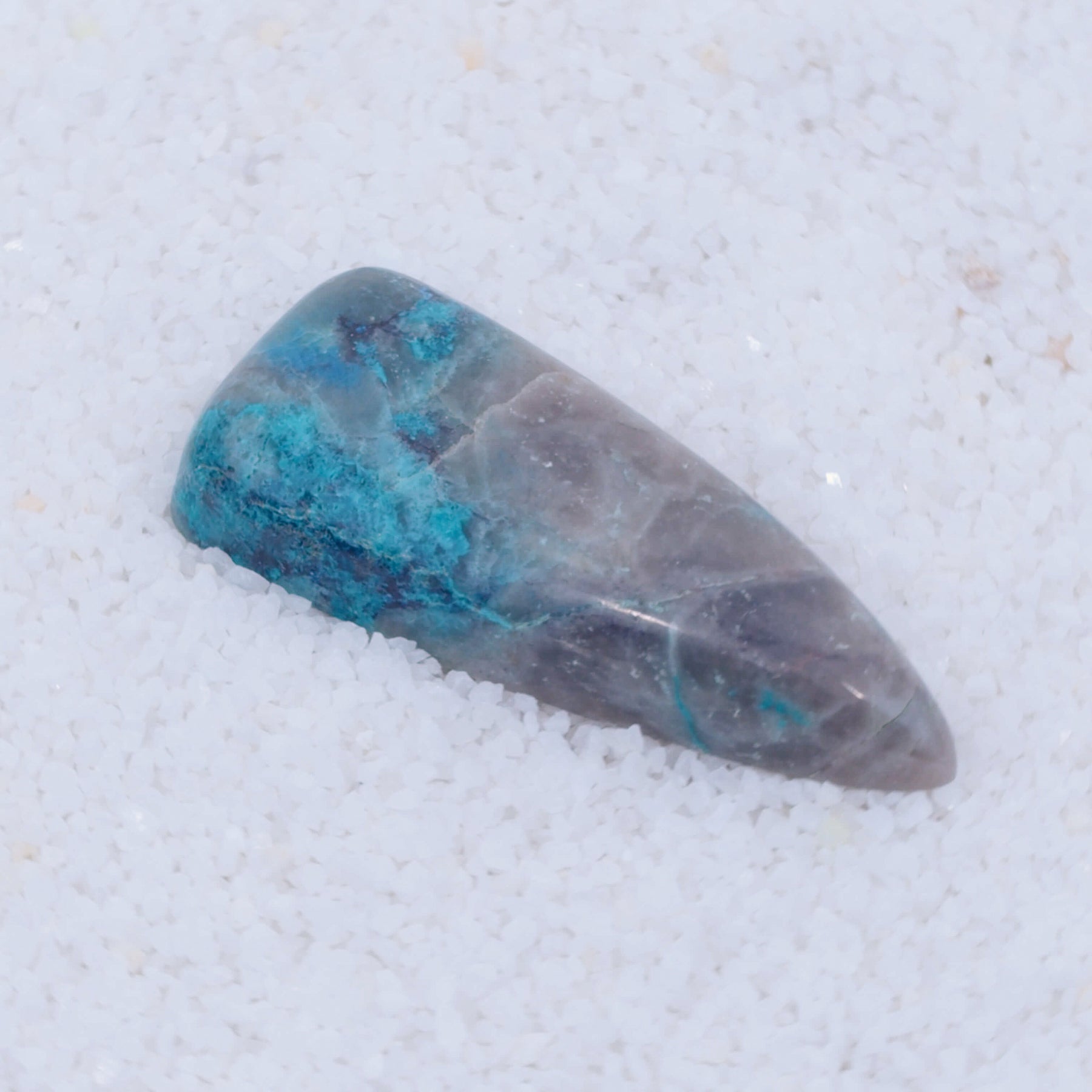 Polished Canyonite gemstone with dark blue Papagoite-bearing veins in gray-white chalcedony