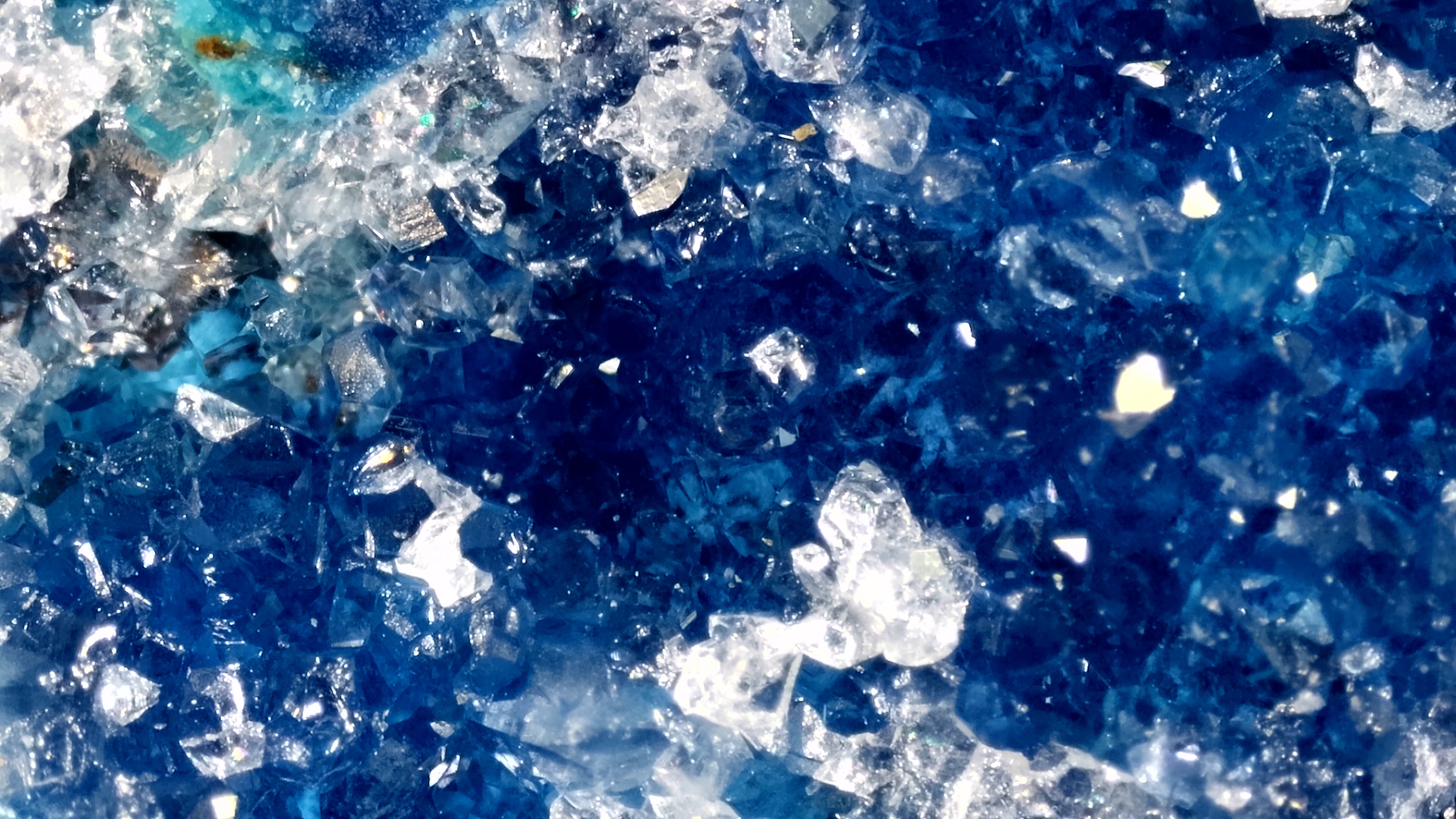 Dark blue microscopic Papagoite mineralization documented in Canyonite material